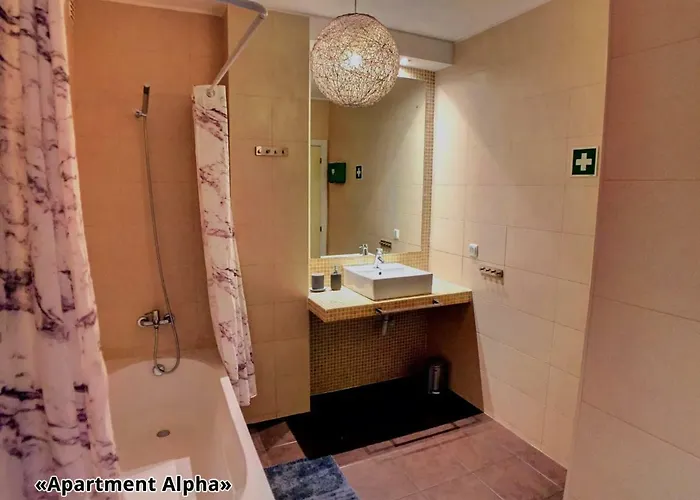 Alpha - 2 Bedrooms, Private Rooftop Patio With Hot Tub, Bbq And View